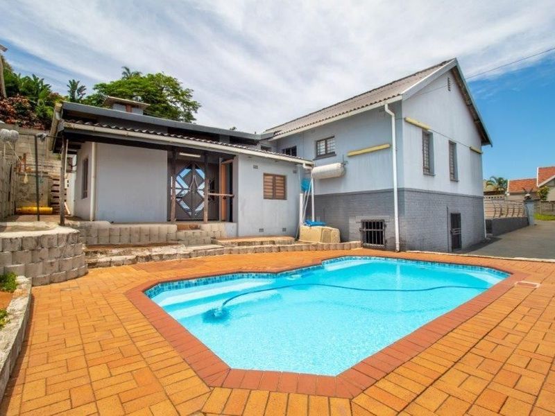 Spacious Family Living with Income Potential - Photo 1
