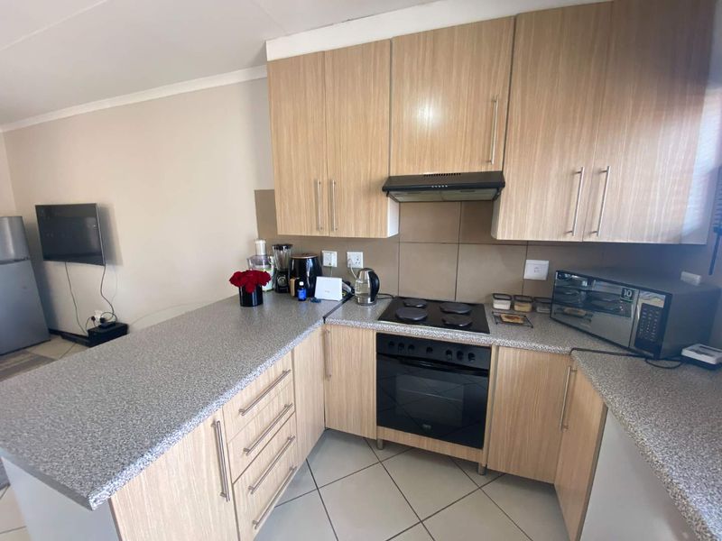 Charming 2-Bedroom Apartment in a Secure Complex - Photo 4