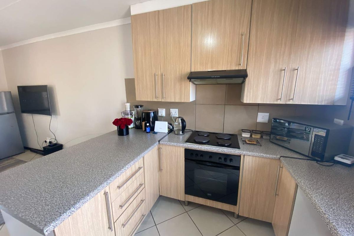 Charming 2-Bedroom Apartment in a Secure Complex - Photo 4