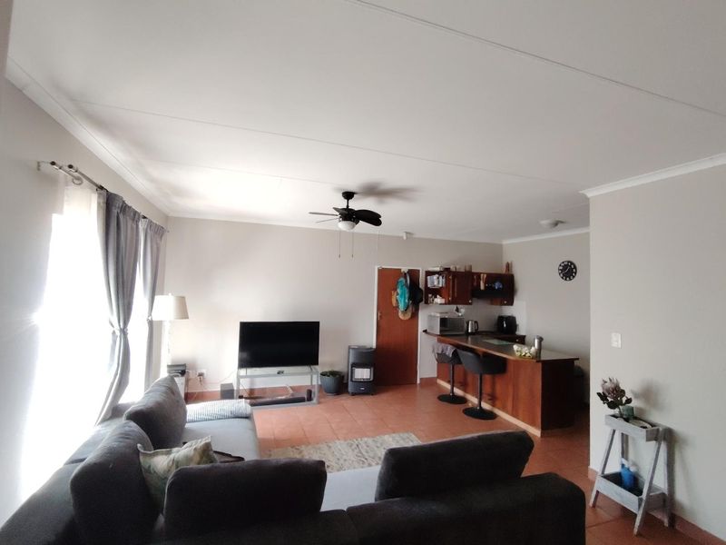 NEAT 2 BEDR 2 BATHR DUET IN HIGHVELD - Photo 2