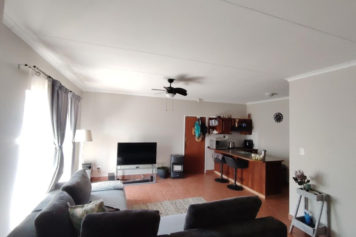 NEAT 2 BEDR 2 BATHR DUET IN HIGHVELD - Photo 2