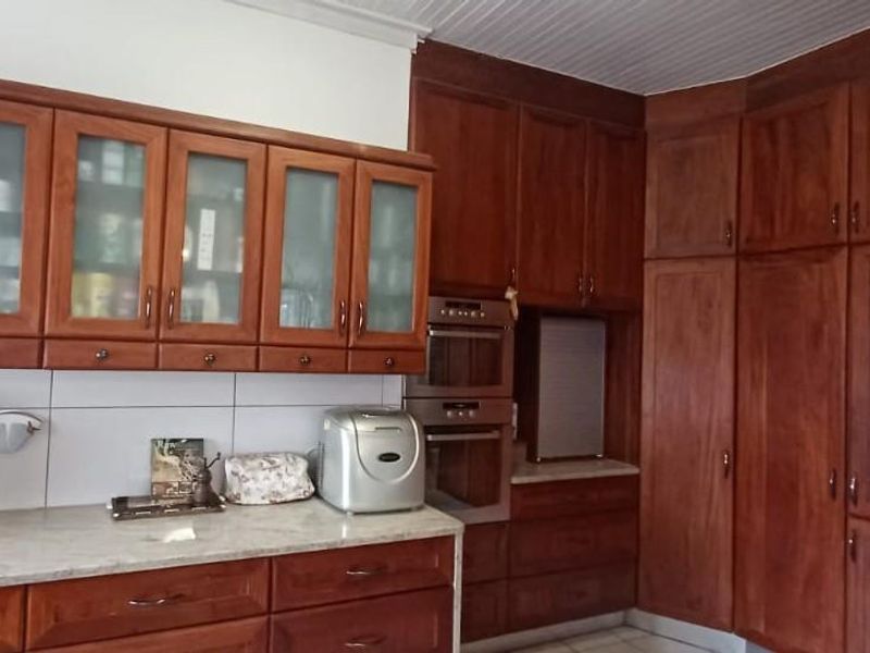 OLYMPIA - Versatile Family Home with Flat & Indoor Pool N$4 990 000 - Photo 8