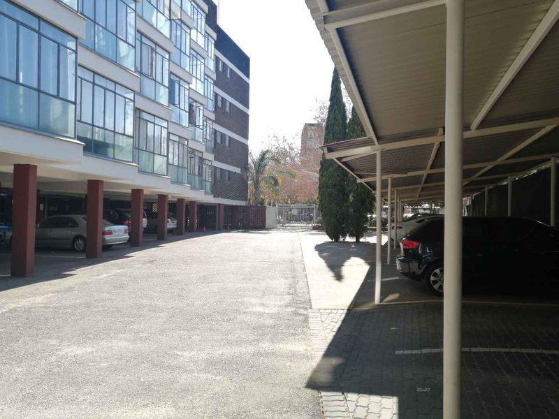 Bachelor to rent at Lantana Apartments - Photo 2