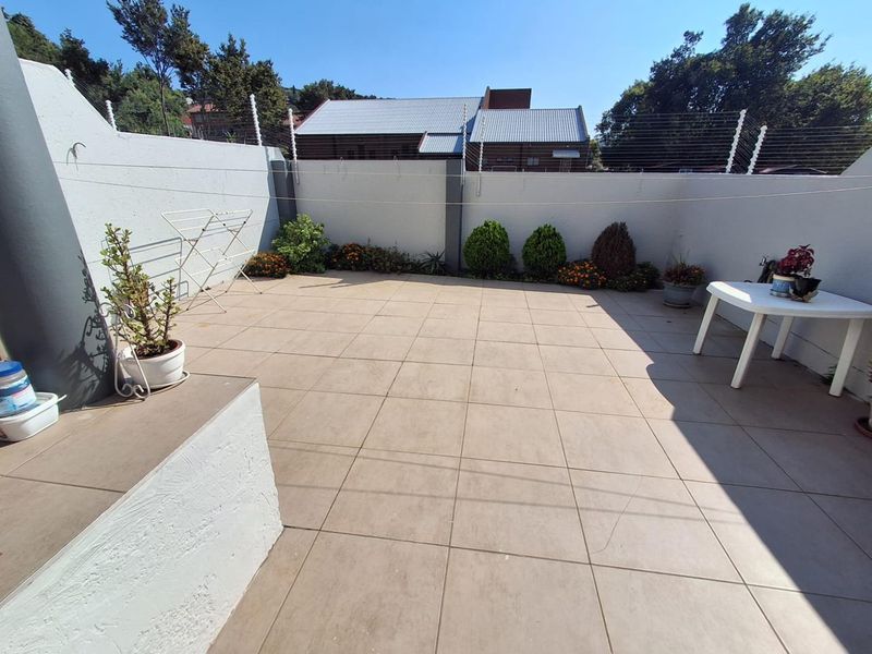 BEAUTIFUL PET FRIENDLY TOWNHOUSE - GLENVISTA - Photo 8