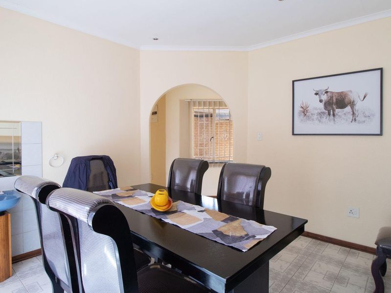 Stunning Spacious 4 Bedroom House - Photo 8