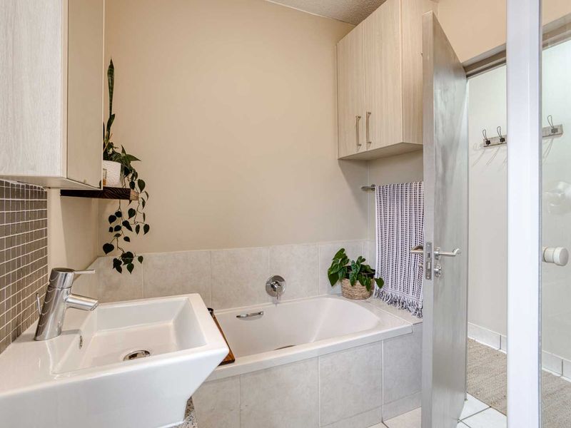 Modern Loft Apartment in Prime Lonehill Location - Photo 8