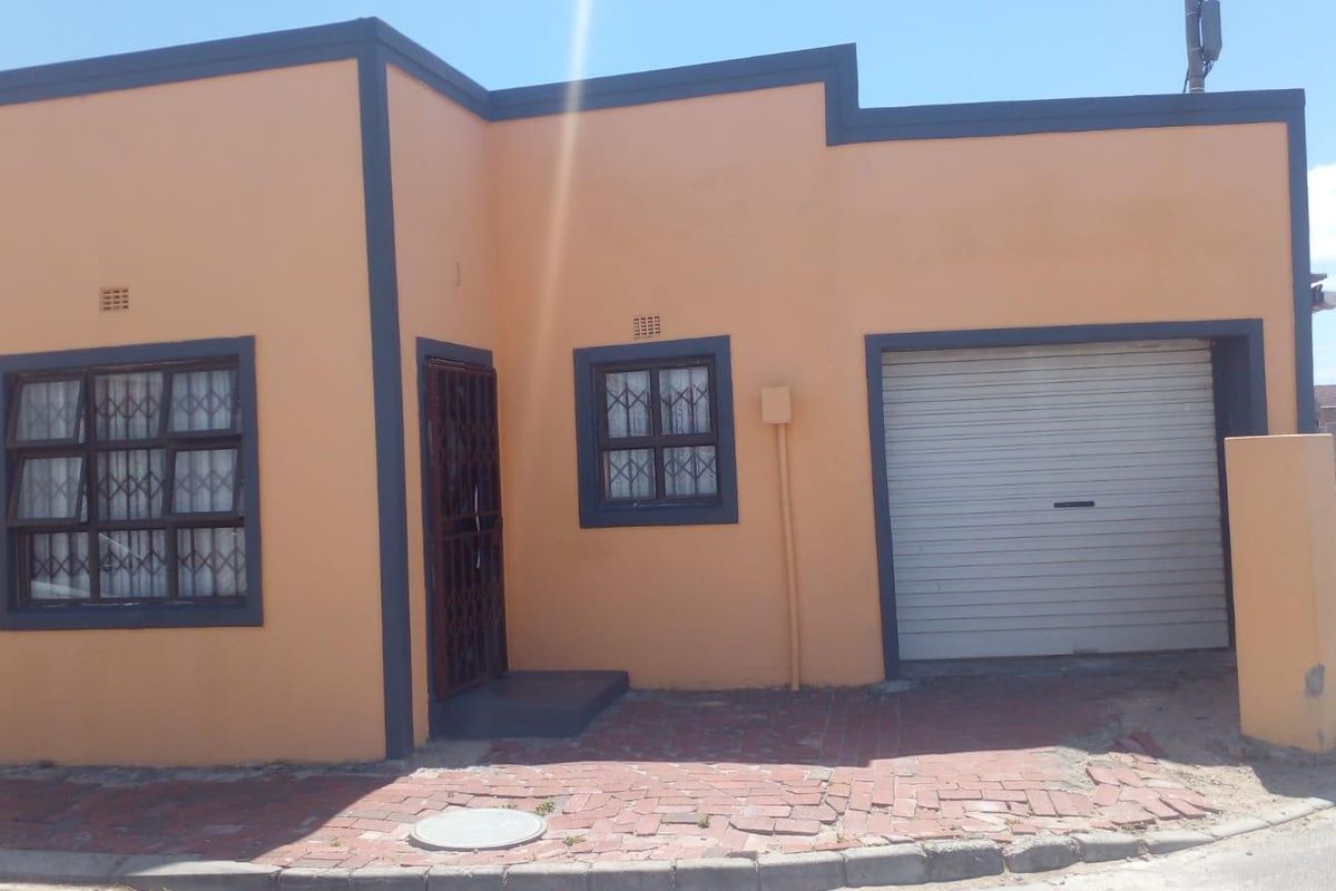 Charming Starter Home in KTC Nyanga for Only R450,000! - Photo 3