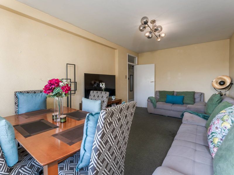 Spacious North-facing apartment with Balcony, Garage and Mountain views - Photo 2