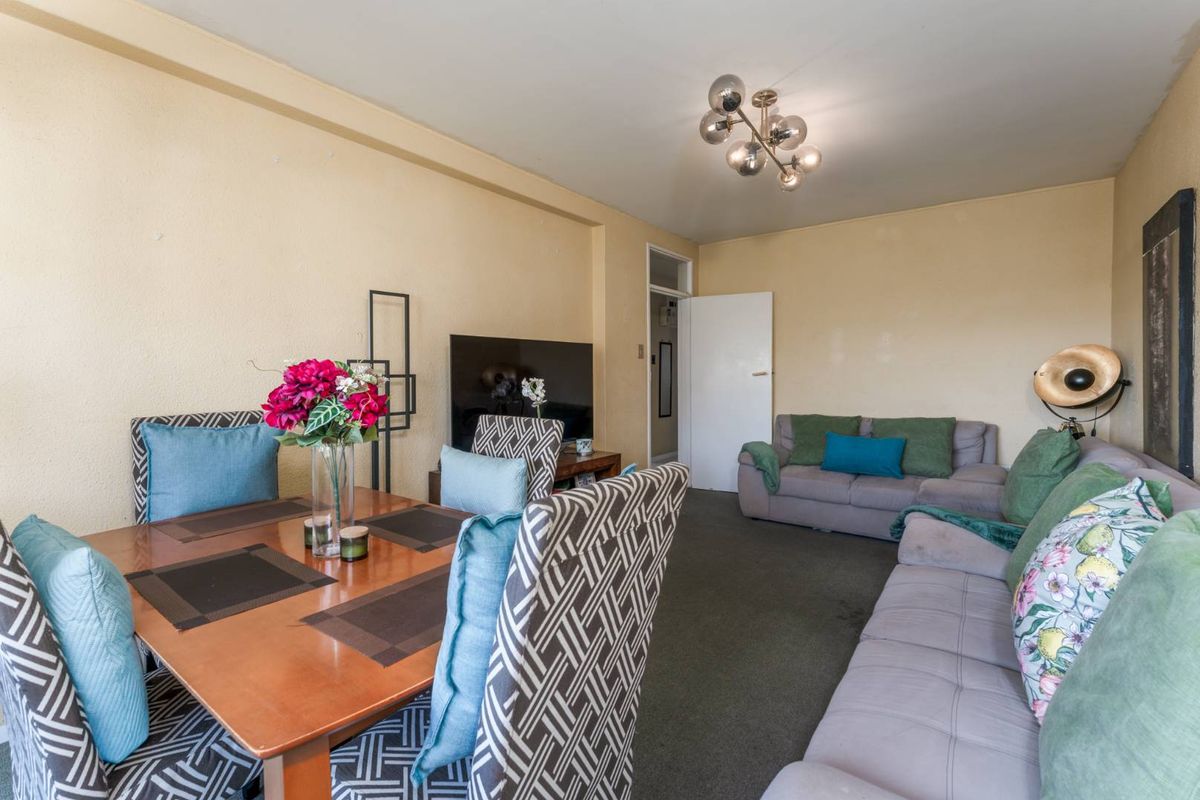 Spacious North-facing apartment with Balcony, Garage and Mountain views - Photo 2