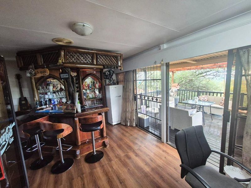 Charming Artistic Retreat with Exceptional Outdoor Entertainment Spaces - Photo 8