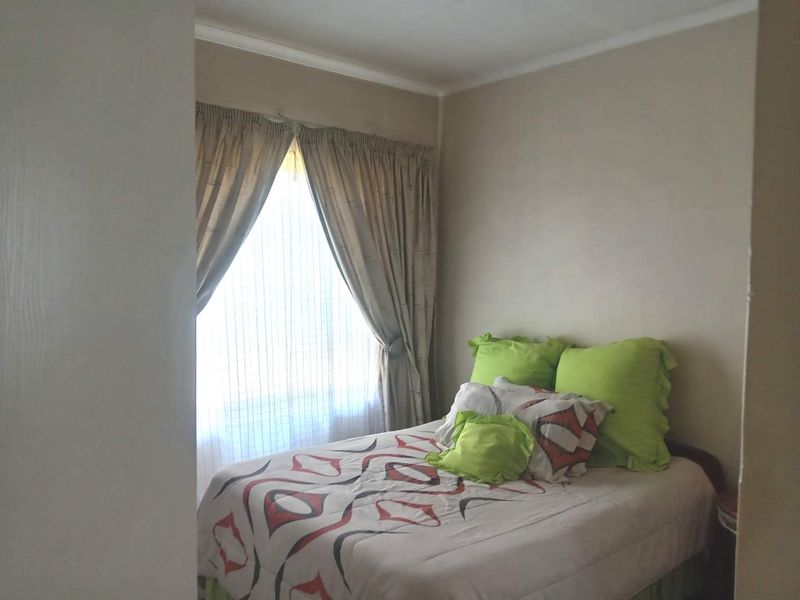 THREE BEDROOM TOWNHOUSE FOR SALE IN DAWN PARK - Photo 5