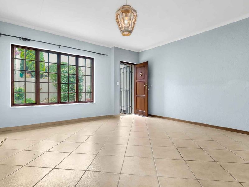 BRIGHT AND LIGHT THREE BEDROOM HOME WITH ALL THE ADDED EXTRAS - Photo 4