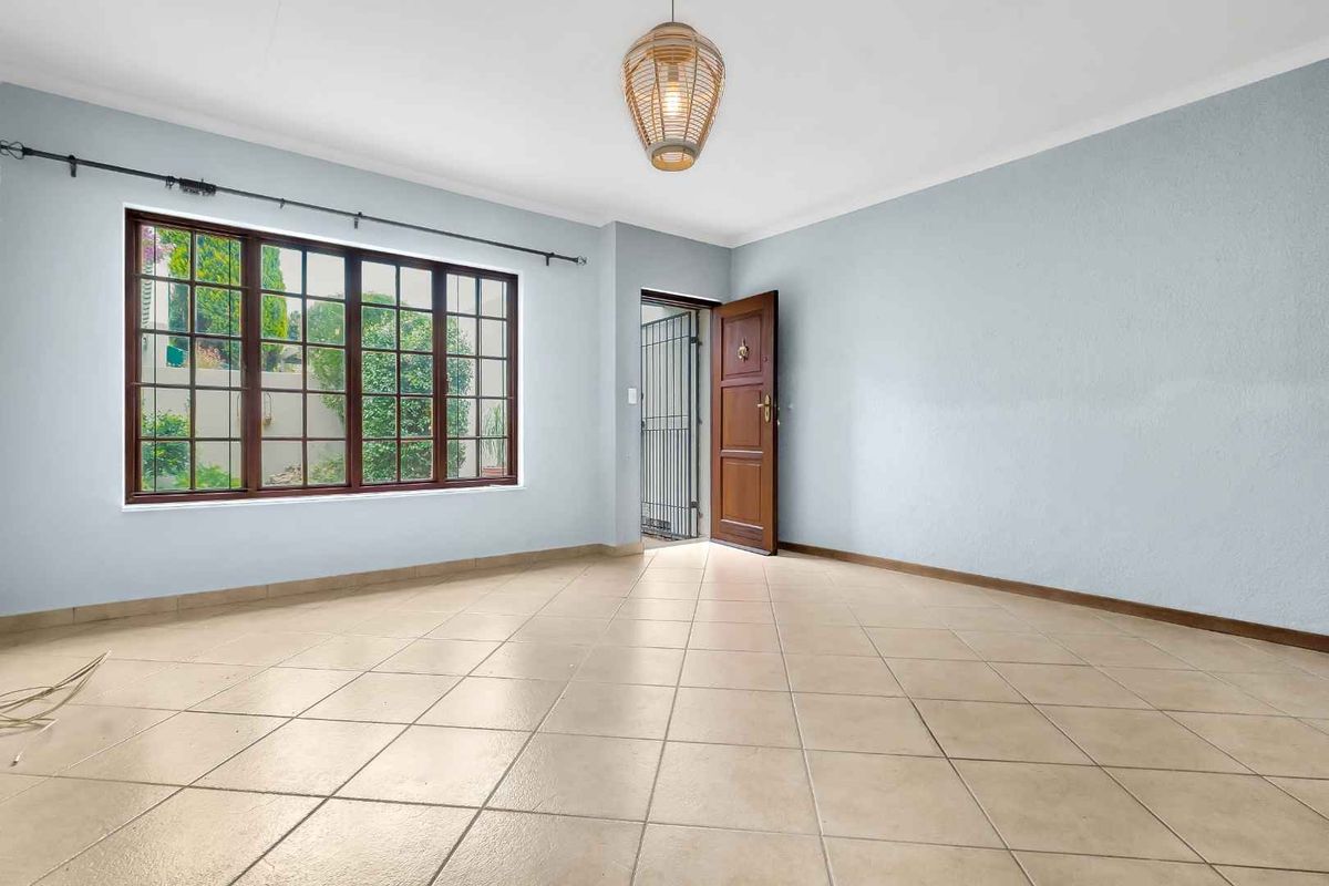 BRIGHT AND LIGHT THREE BEDROOM HOME WITH ALL THE ADDED EXTRAS - Photo 4