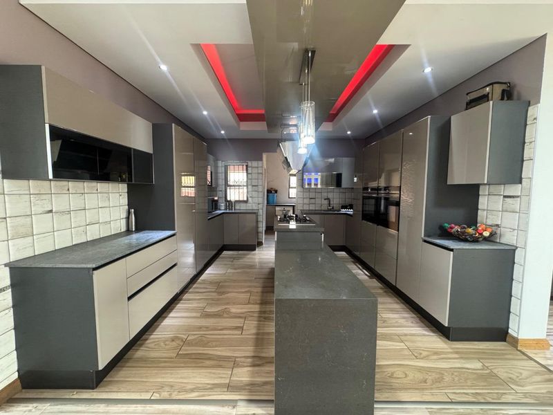 Elegant 6 Bedroom Double Storey Home With Cinema Room & Luxury Features - Photo 3