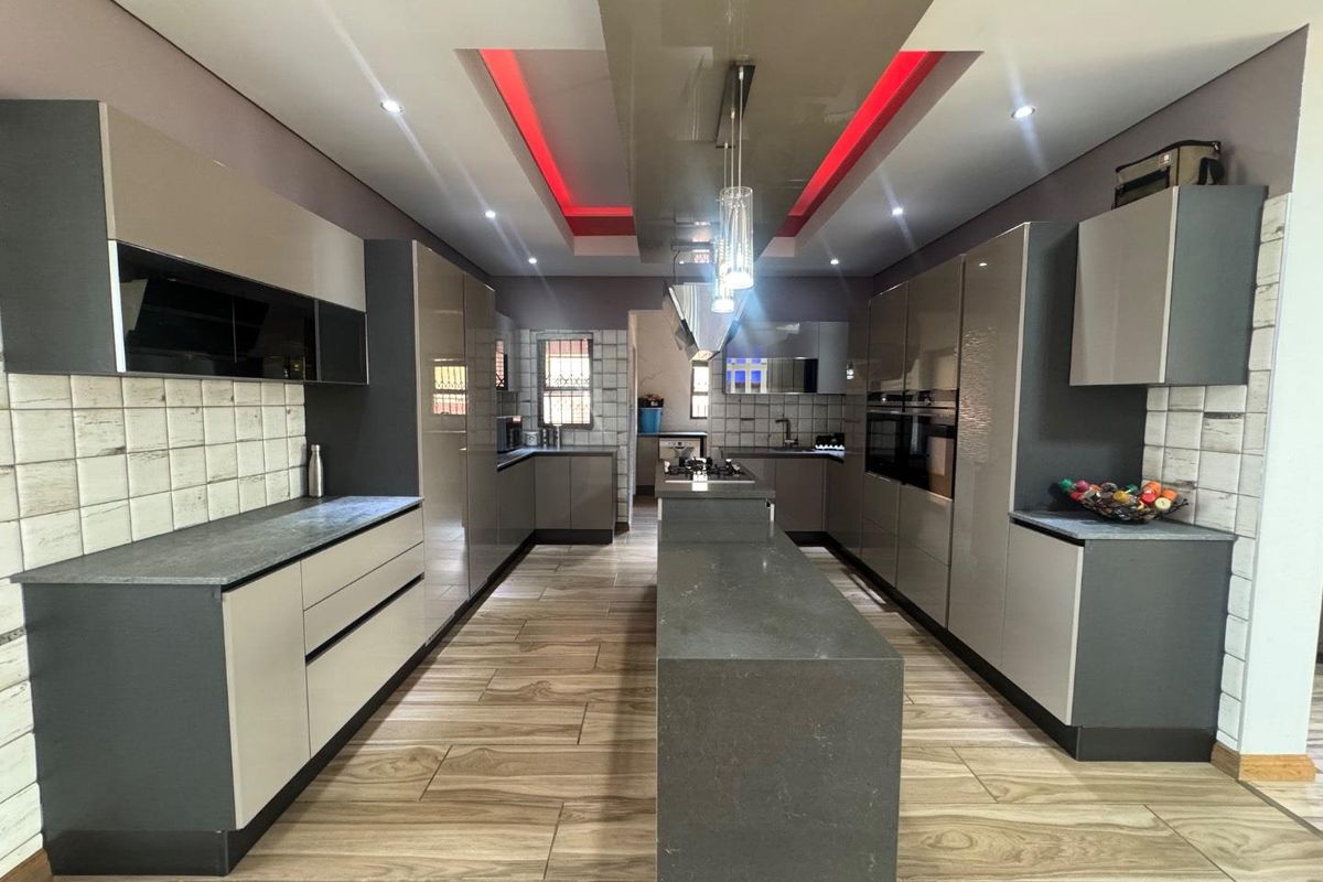 Elegant 6 Bedroom Double Storey Home With Cinema Room & Luxury Features - Photo 3