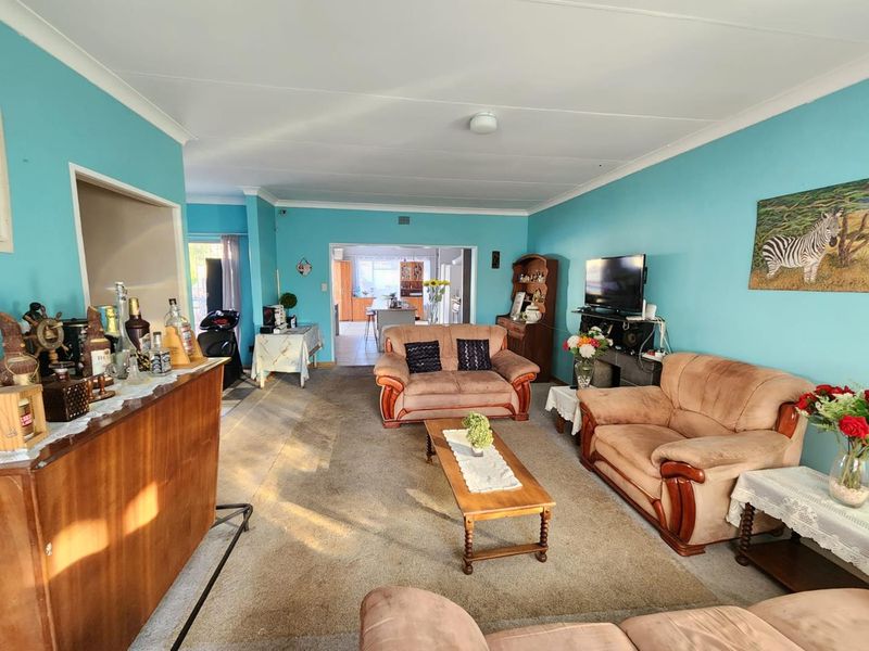 Charming 3-Bedroom Family Home with Pool in Heuwelsig - Photo 3