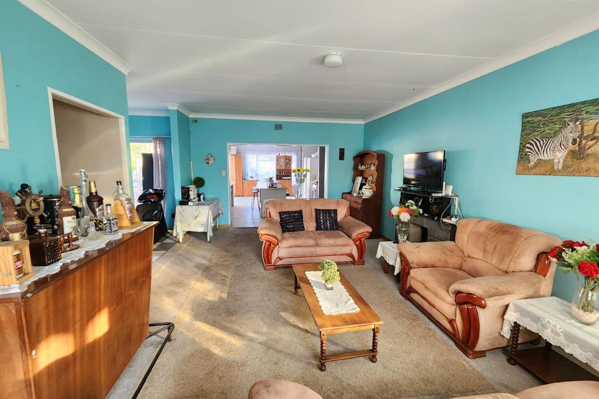 Charming 3-Bedroom Family Home with Pool in Heuwelsig - Photo 3