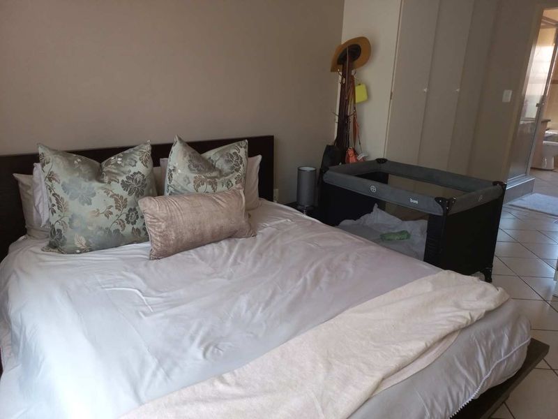 3 bedroom townhouse in sought after complex - Photo 8