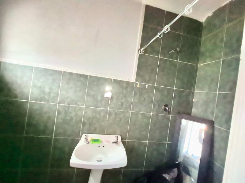 3 Bedroom Semi Detached Home, Kensington - Photo 6