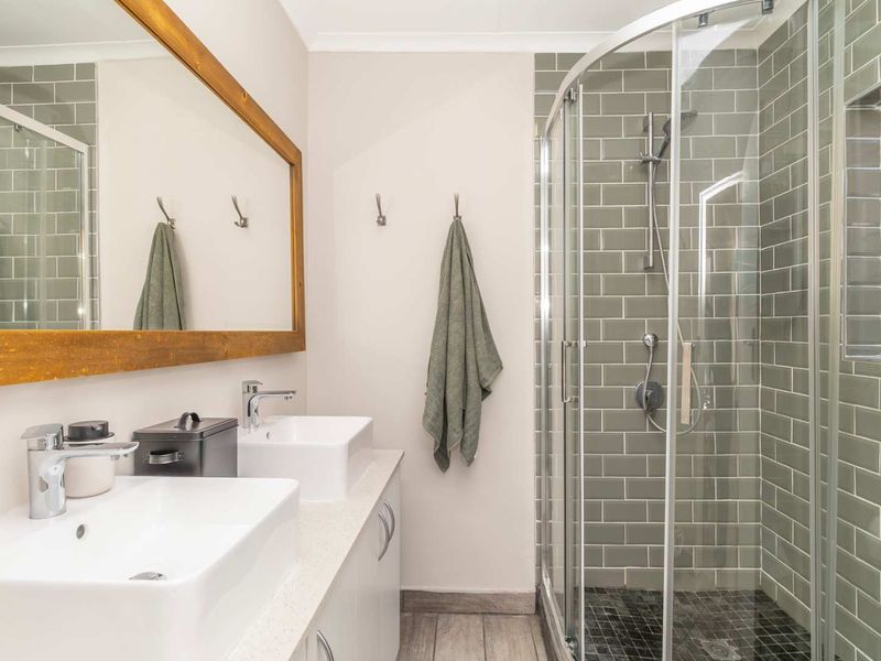 Spacious and Sunny Town house in sought after area of Gallo Manor - Photo 7