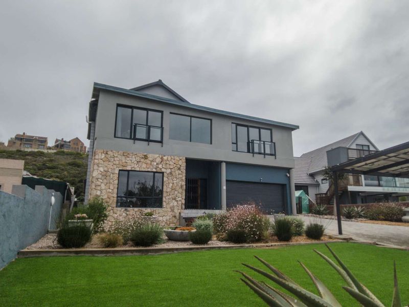 4 Bedroom Luxurious Family Home with Panoramic Ocean View - Photo 2