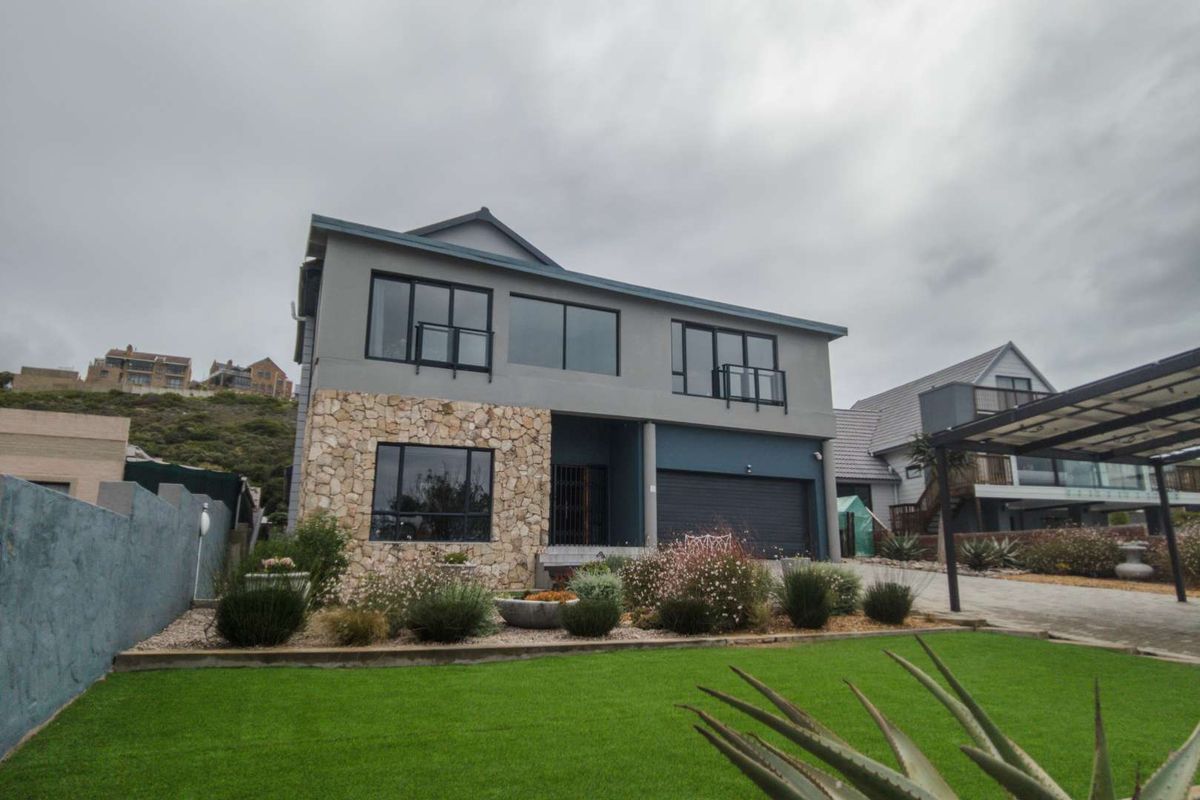 4 Bedroom Luxurious Family Home with Panoramic Ocean View - Photo 2