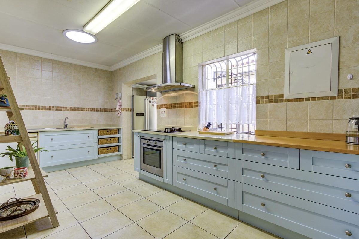 SUN FILLED SIMPLEX in desirable LORDS WEST COMPLEX! - Photo 5