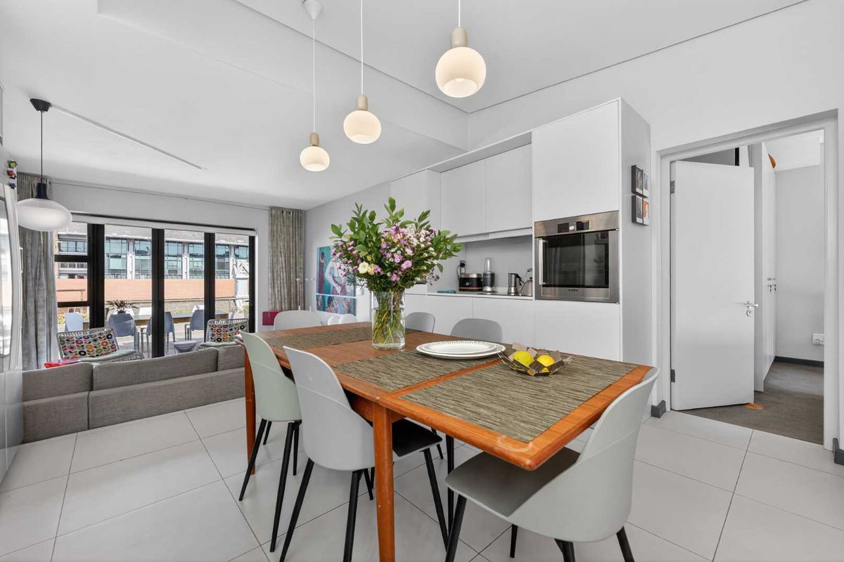 Prime Location & Stunning Views - A tranquil Oasis in Green Point Awaits! - Photo 3