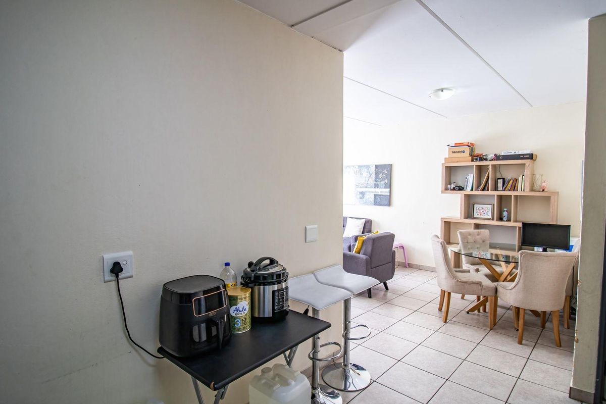 Charming 2-Bedroom Apartment in Prime Location - Photo 5