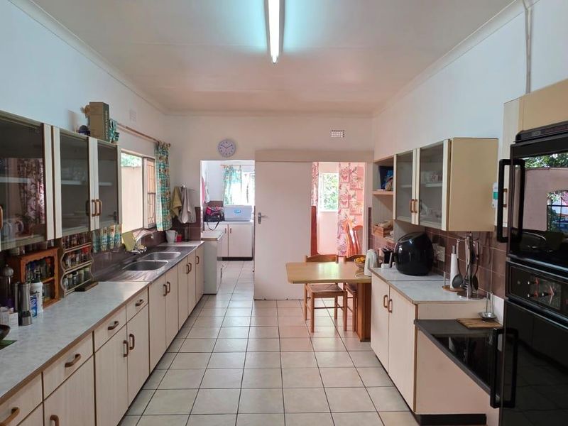 Comfortable family living in a peaceful, established neighbourhood... - Photo 3