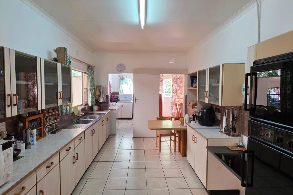 Comfortable family living in a peaceful, established neighbourhood... - Photo 3