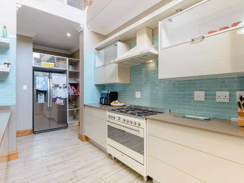 Modern 4 Bedroom Family Home for Rent in a Highly Rated Security Estate - Photo 7