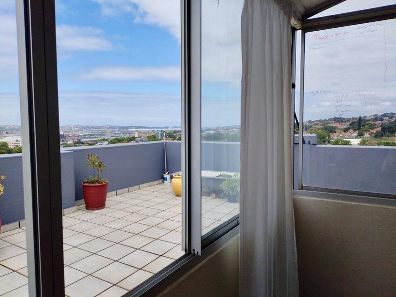 Penthouse with Massive Balcony & Spectacular 270° Views – Glenwood Gem! - Photo 10