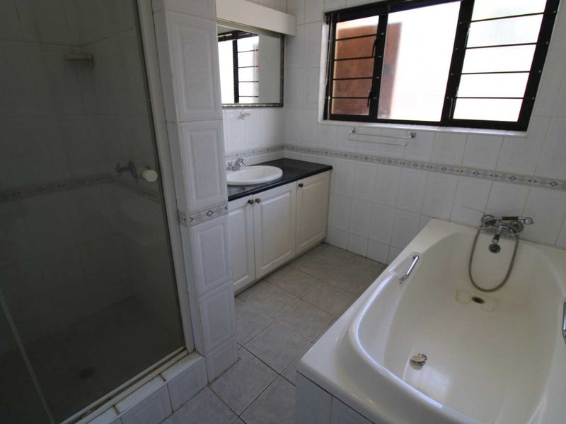 Spacious, Well-Positioned Property Featuring Two Flats, ideal for extended family living! - Photo 7