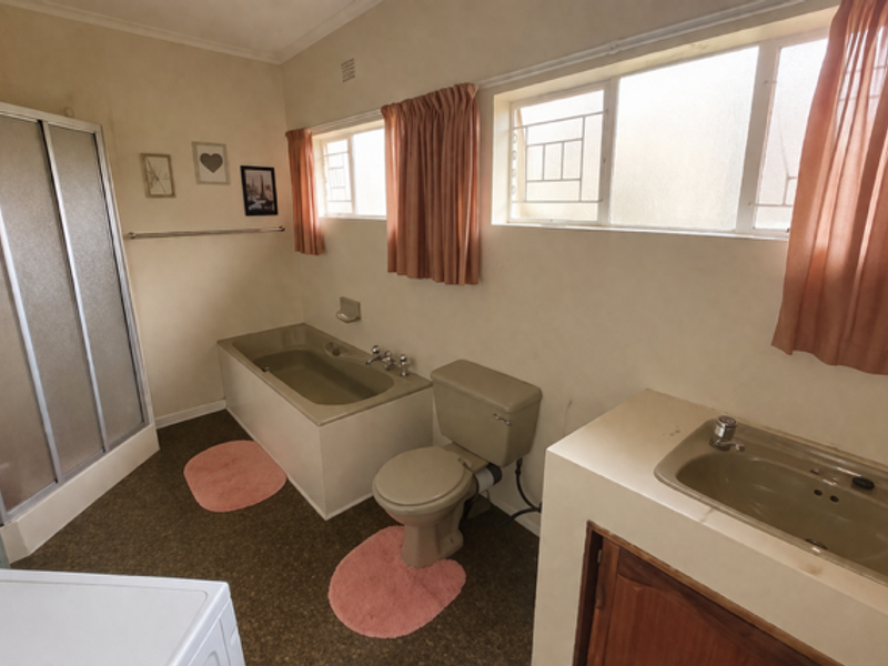 Spacious Family Living in Panorama - Photo 9