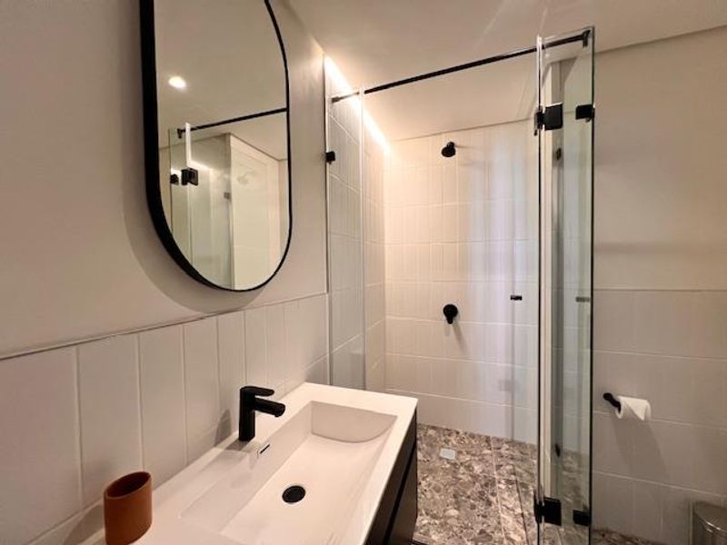 Brand new Modern, Luxury apartment - Photo 4