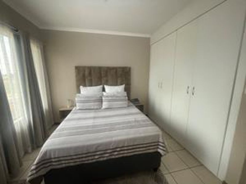 Spacious 3-Bed Family Home Near Top Schools & Shopping - Photo 2