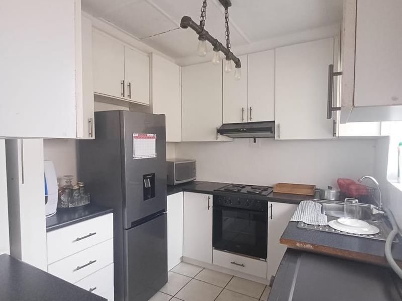 Top-Floor One-Bedroom Apartment with Balcony - Photo 9