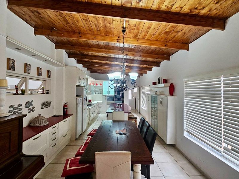 Spacious 7-Bedroom Sea-Facing Home in Henties Bay – Ideal for Bigger Families - Photo 5