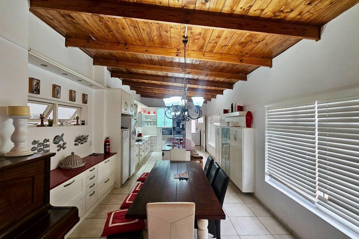 Spacious 7-Bedroom Sea-Facing Home in Henties Bay – Ideal for Bigger Families - Photo 5