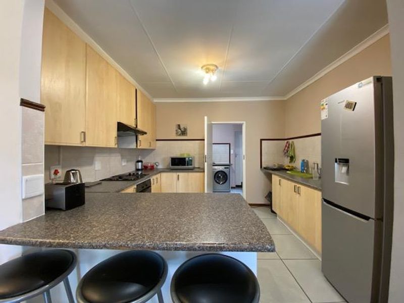 Three bedroom townhouse in Equestria Estate. - Photo 8