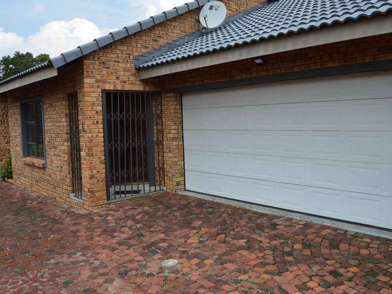 Modern Three Bedroom Cluster For Sale in Brackenhurst - Photo 4