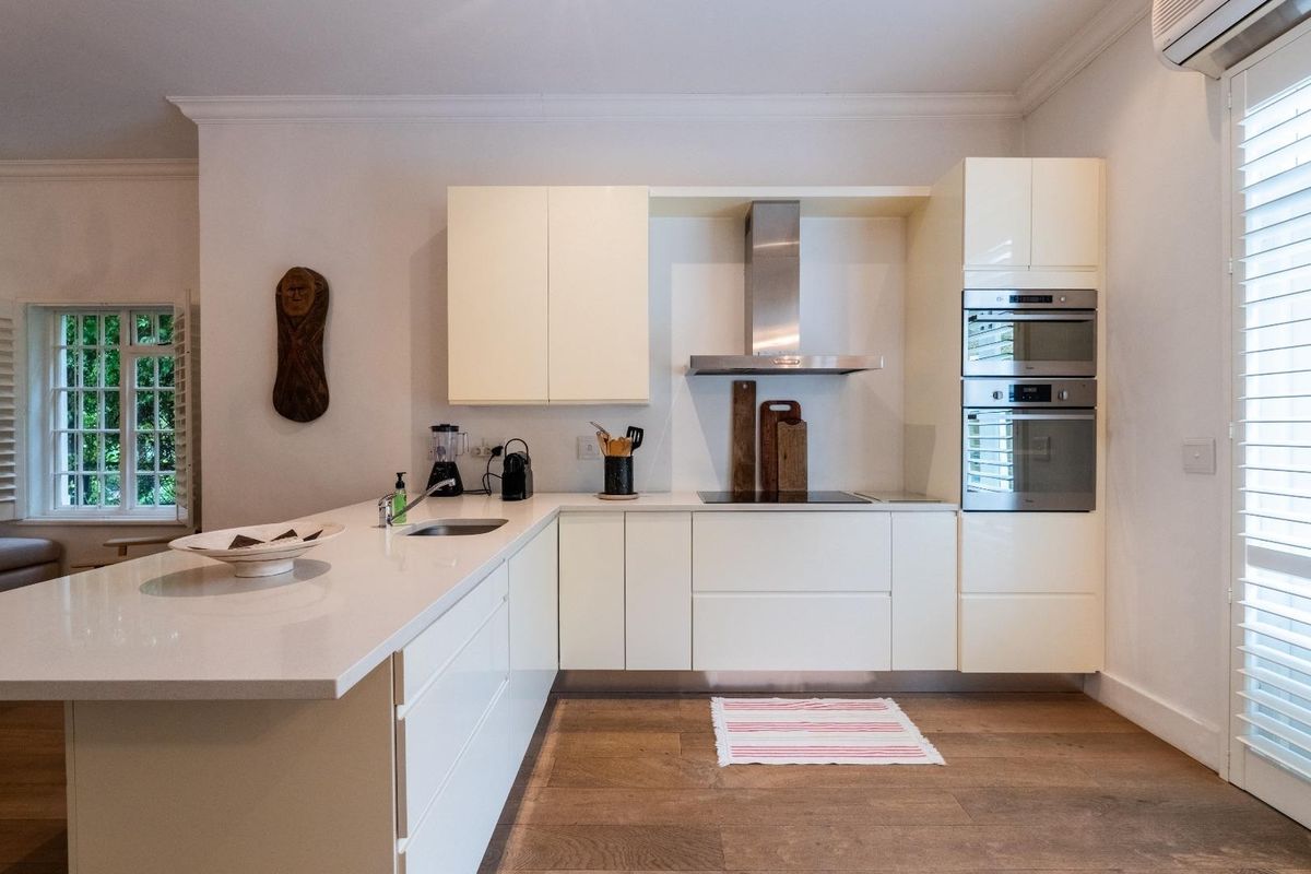 Elegant Furnished 4-Bedroom Home Available 01 July 2026 until 30 September in Franschhoek - Photo 5