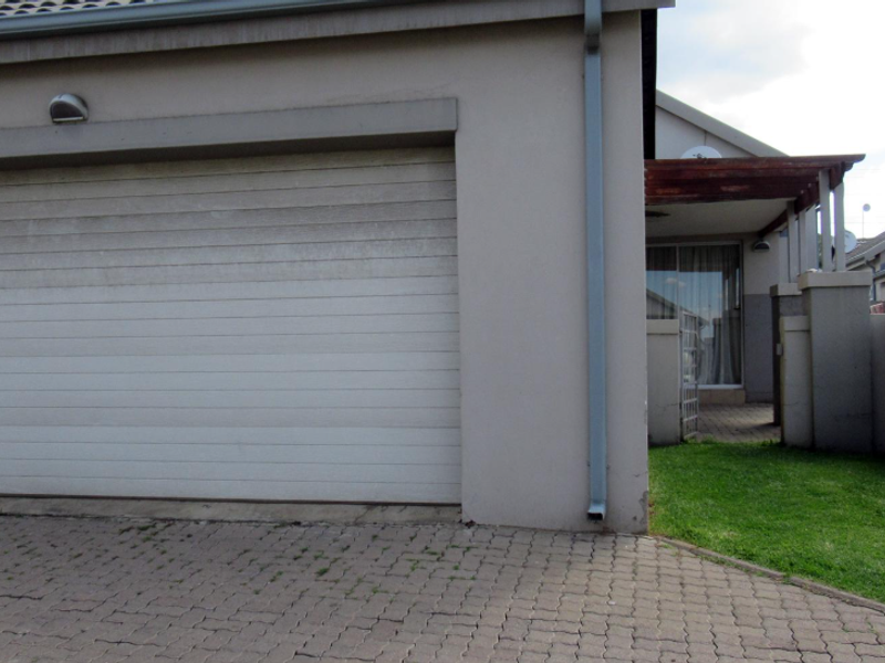 Modern Family Home in Die Heuwel Estate - Photo 3