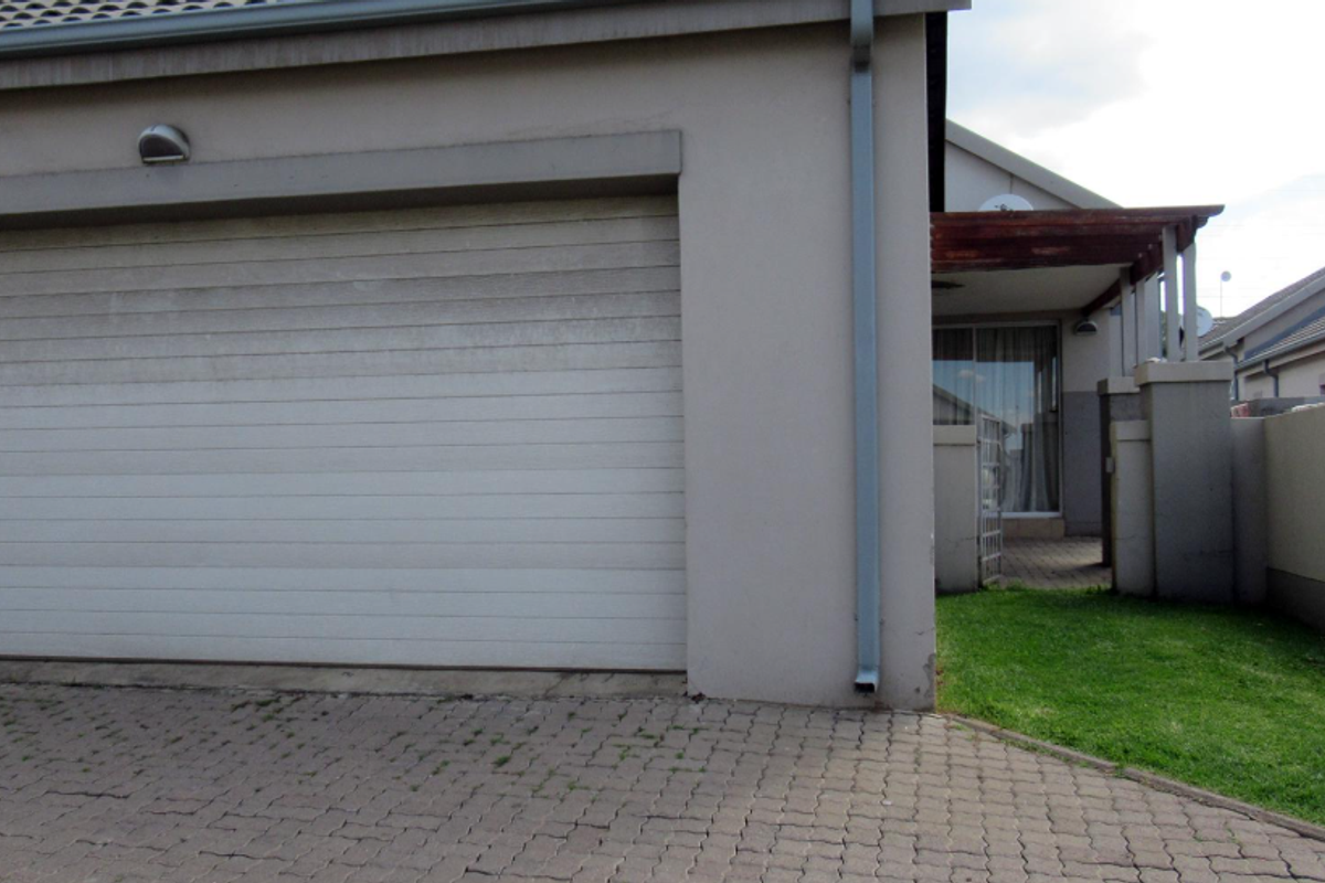 Modern Family Home in Die Heuwel Estate - Photo 3