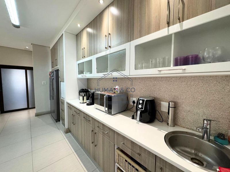 Stunning Modern 5-Bedroom Home in Fairway Estate - Photo 10