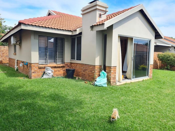 Property #1940408, Townhouse Pending Sale in Rooihuiskraal North