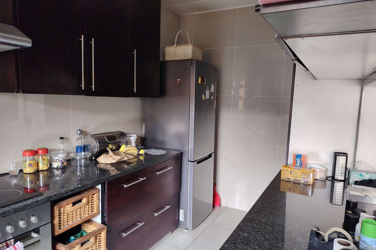 Spacious 3-Bedroom Duplex Townhouse in Secure Benoni Complex - Photo 2