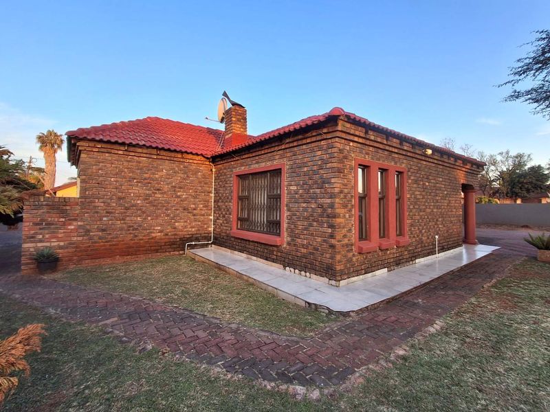 Elegant 4-Bedroom Family Home in The Orchards - Photo 4