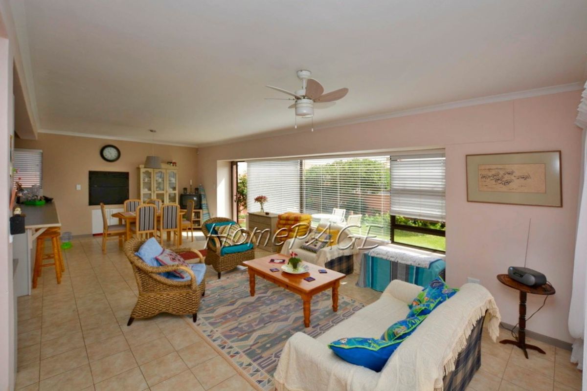 Ext 10, Henties Bay:  Airy Corner Home with LOTS OF LIGHT is for sale - Photo 5